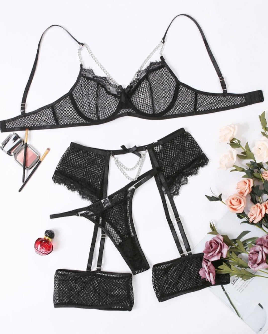 Ensemble de lingerie 3 pièces avec garniture en dentelle et cils, chaîne et nœud papillon, jarretelles décoratives