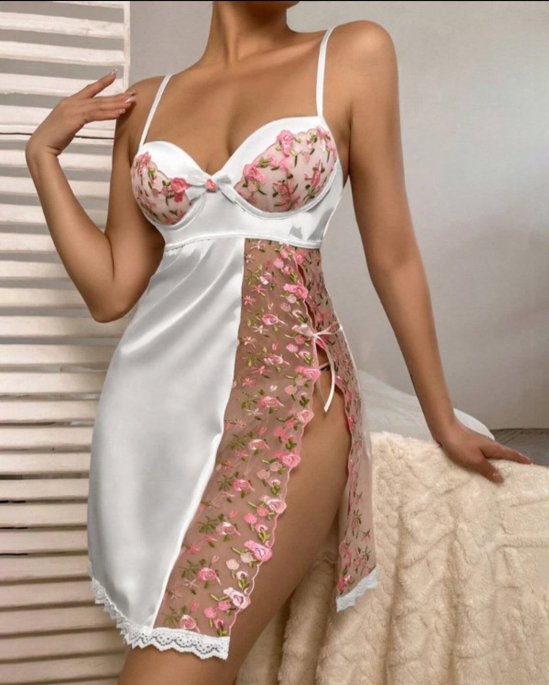 Nuisette fendue avec patch en maille brodée et petites fleurs