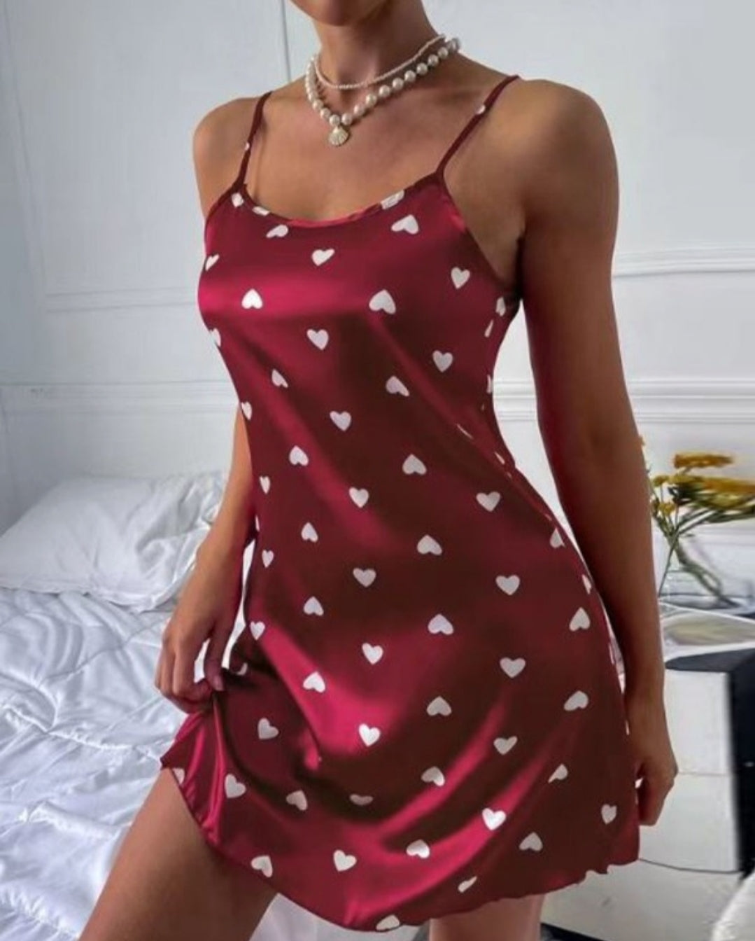 Nuisette chemise de nuit en satin à bretelles spaghetti à imprimé cœur