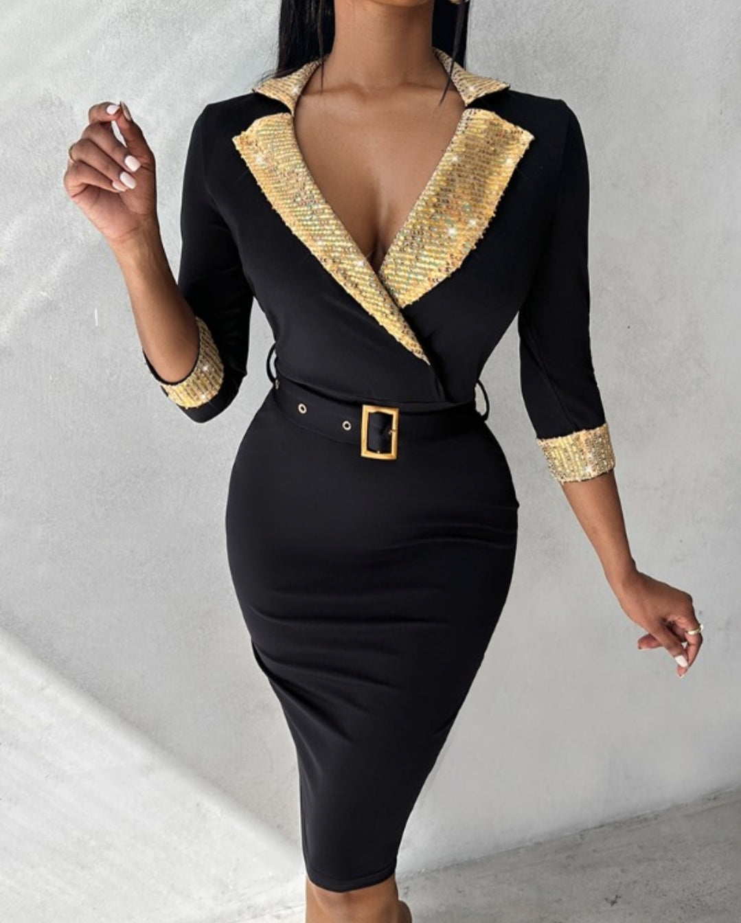 Robe de travail moulante à bretelle et oeillets à sequins contrastants