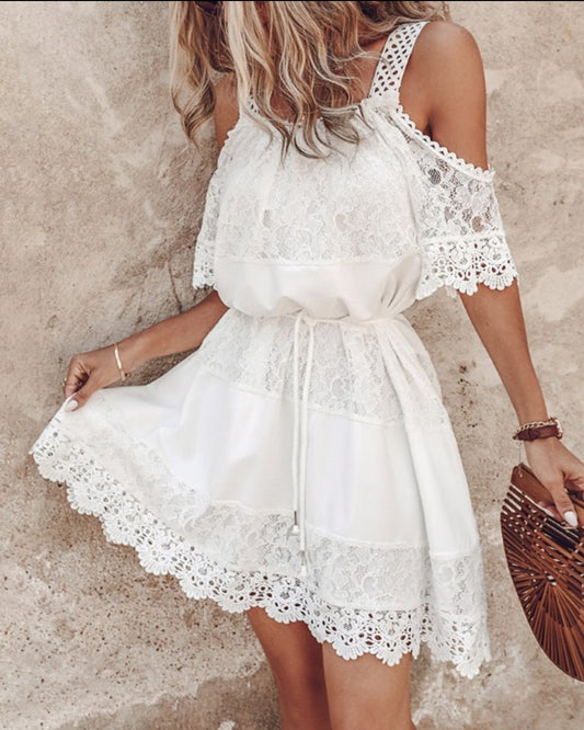 Robe décontractée  en dentelle contrastée avec broderies d'oeillets