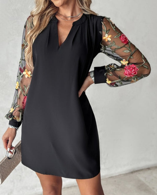 Robe décontractée Froncé à patch en maille brodée de fleurs