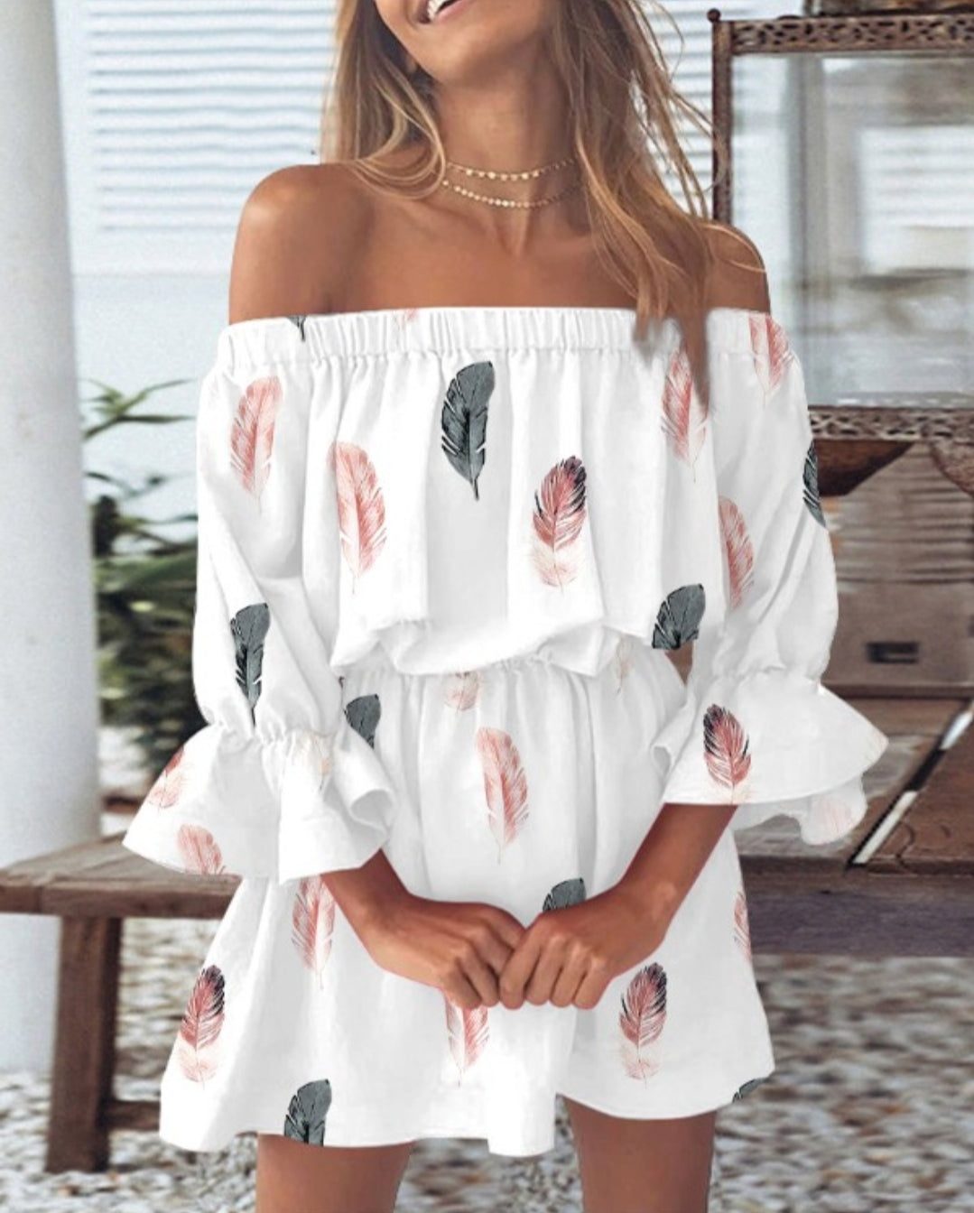 Robe décontractée à manches cloche et épaules dénudées à imprimé plumes