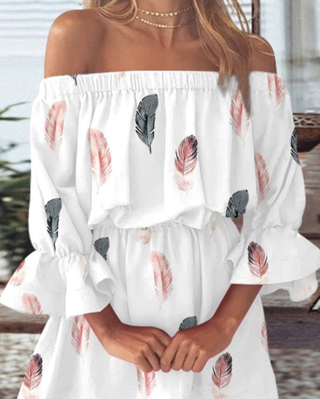 Robe décontractée à manches cloche et épaules dénudées à imprimé plumes