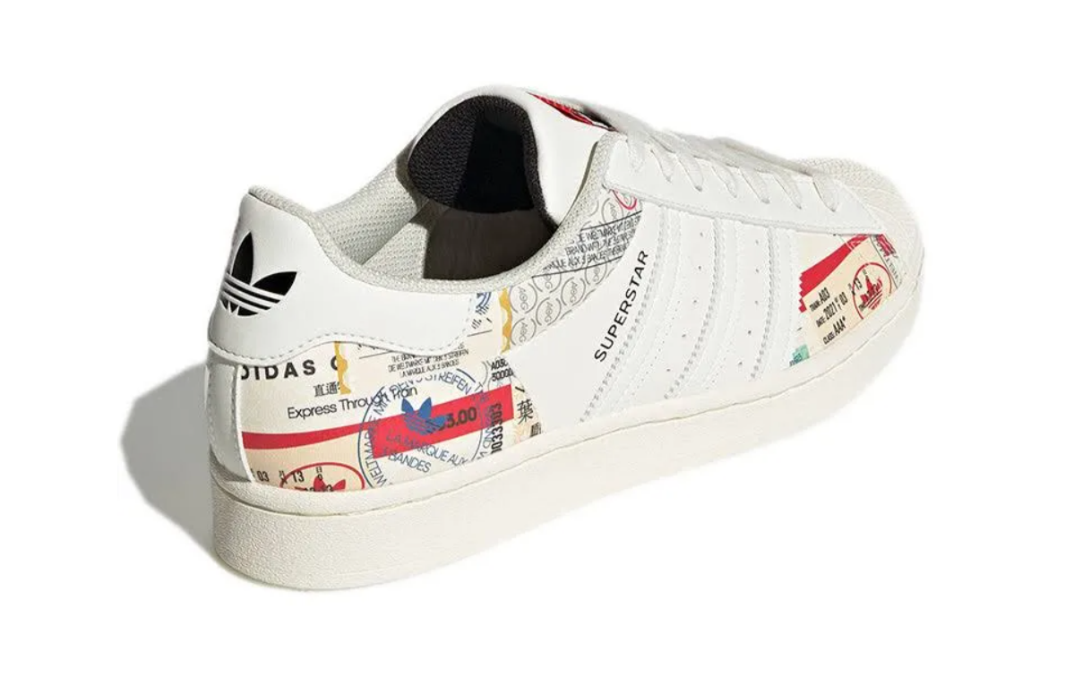 Les baskets Adidas Originals Superstar allient style rétro et confort moderne. Leur silhouette classique à bout et leur emblématique.