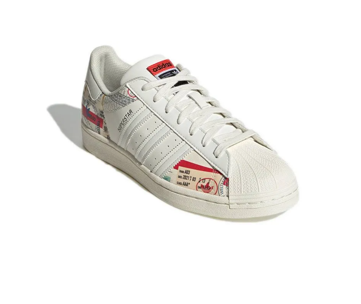Les baskets Adidas Originals Superstar allient style rétro et confort moderne. Leur silhouette classique à bout et leur emblématique.