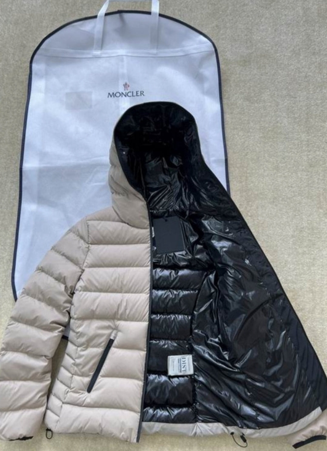 Les doudounes manteau Moncler Femme, ainsi que les Moncler Femme, incarnent un style et un raffinement incomparables.