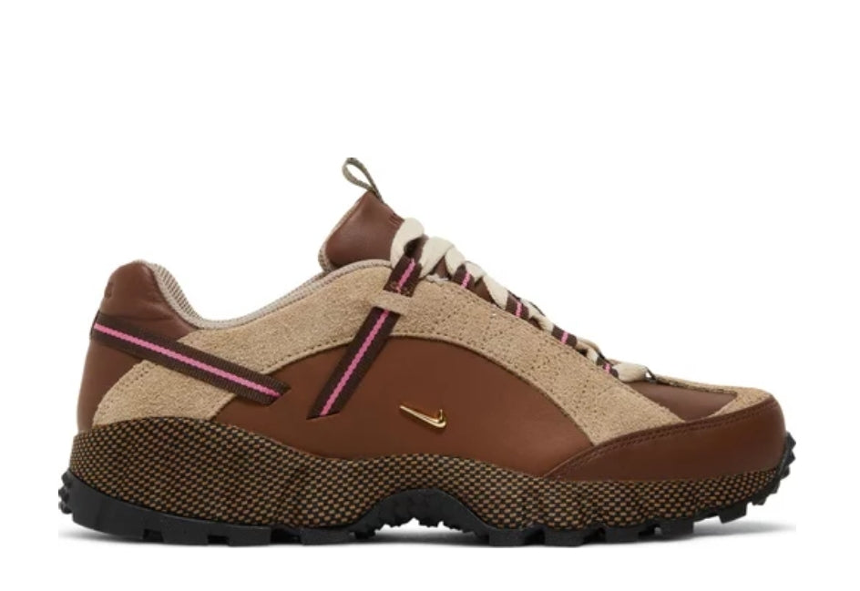 Les baskets Jacquemus x Nike Air Humara "Brown" Femme allient élégance et originalité pour offrir un style distinctif et avant-gardiste.au meilleur prix 