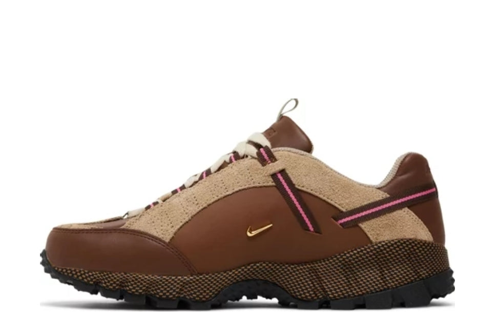 Les baskets Jacquemus x Nike Air Humara "Brown" Femme allient élégance et originalité pour offrir un style distinctif et avant-gardiste.au meilleur prix 