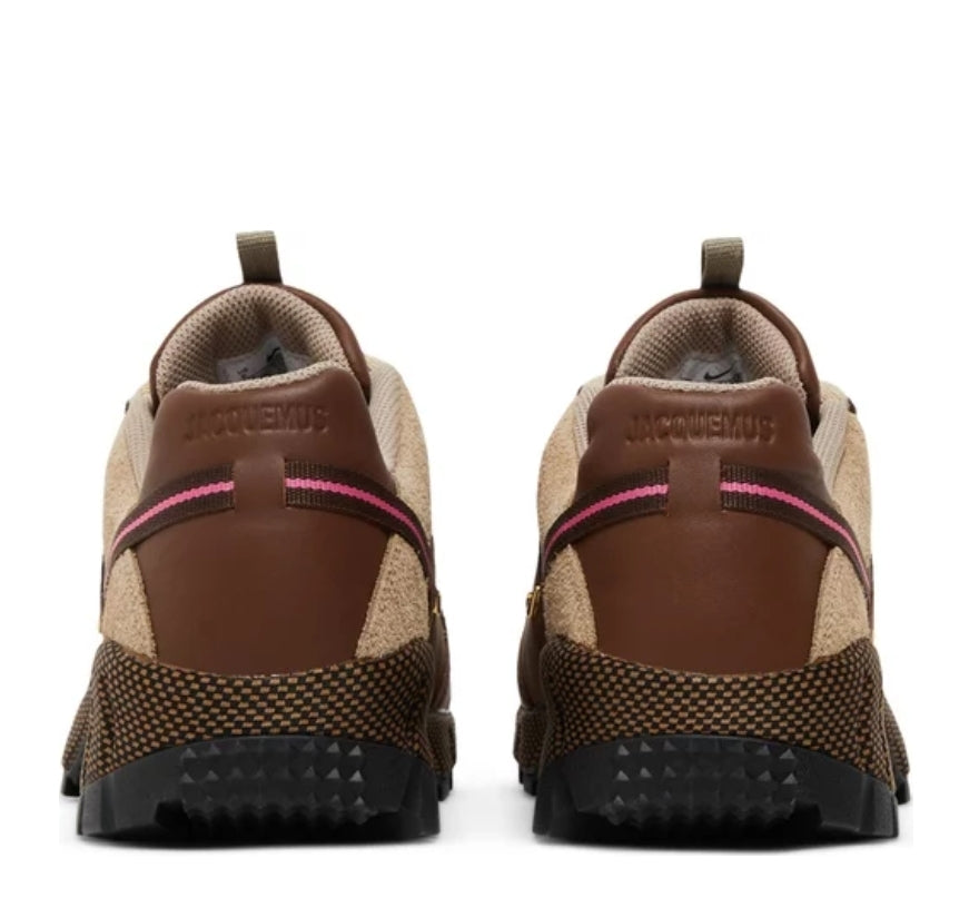 Les baskets Jacquemus x Nike Air Humara "Brown" Femme allient élégance et originalité pour offrir un style distinctif et avant-gardiste.au meilleur prix 