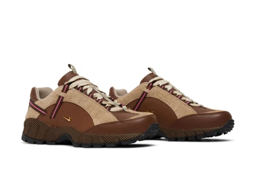 Les baskets Jacquemus x Nike Air Humara "Brown" Femme allient élégance et originalité pour offrir un style distinctif et avant-gardiste.au meilleur prix 