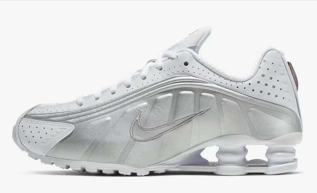 Les baskets Nike Shox R4 combinent style audacieux et innovation technologique exceptionnel et indispensable. Pas Cher. Le moins cher.