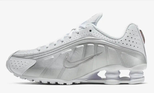 Les baskets Nike Shox R4 combinent style audacieux et innovation technologique exceptionnel et indispensable. Pas Cher. Le moins cher.