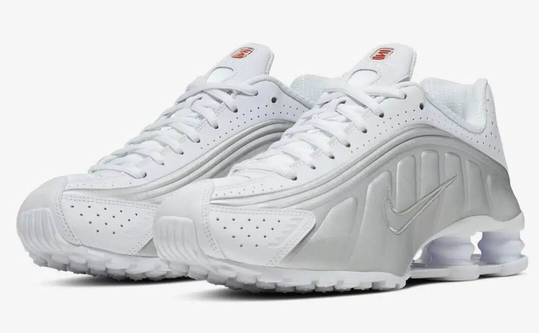 Les baskets Nike Shox R4 combinent style audacieux et innovation technologique exceptionnel et indispensable. Pas Cher. Le moins cher.