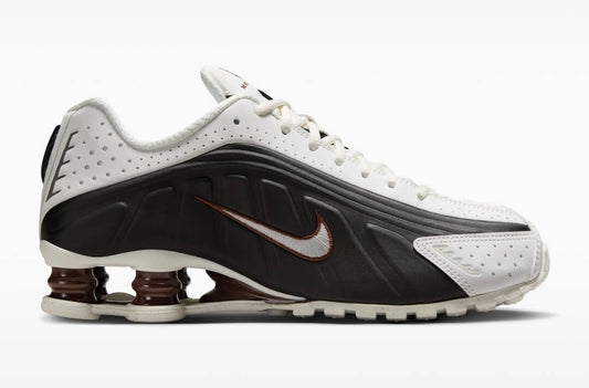 Les baskets Nike Shox R4 combinent style audacieux et innovation technologique exceptionnel et indispensable. Pas Cher. Le moins cher.