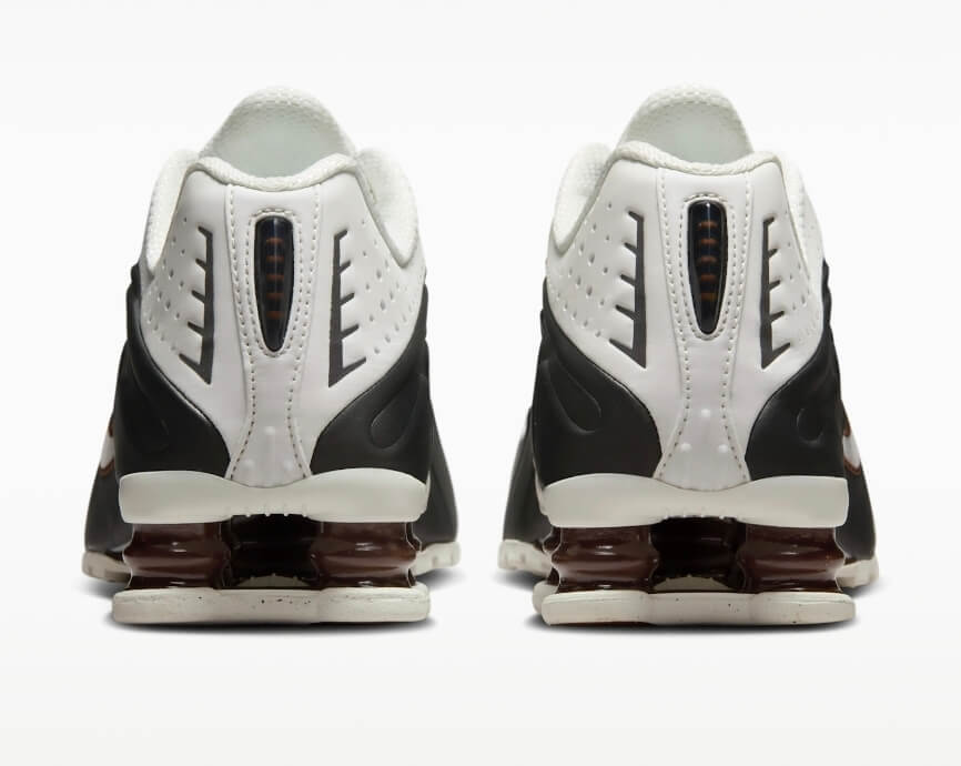 Les baskets Nike Shox R4 combinent style audacieux et innovation technologique exceptionnel et indispensable. Pas Cher. Le moins cher.