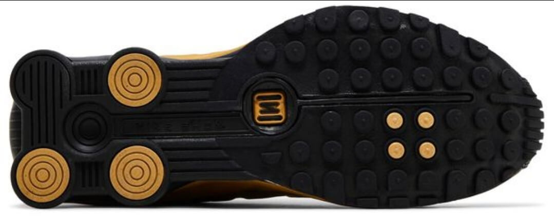 Les baskets Nike Shox R4 combinent style audacieux et innovation technologique exceptionnel et indispensable. Pas Cher. Le moins cher.