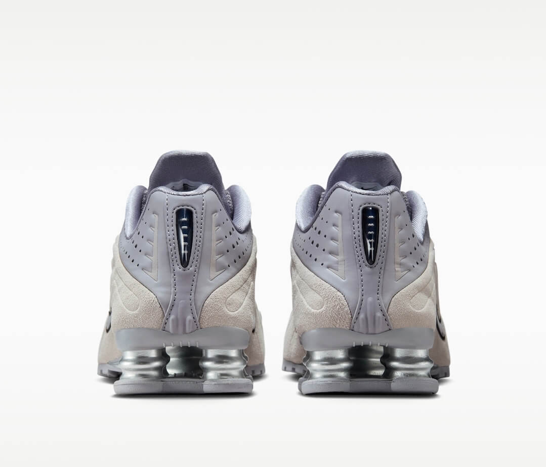 Les baskets Nike Shox R4 combinent style audacieux et innovation technologique exceptionnel et indispensable. Pas Cher. Le moins cher.