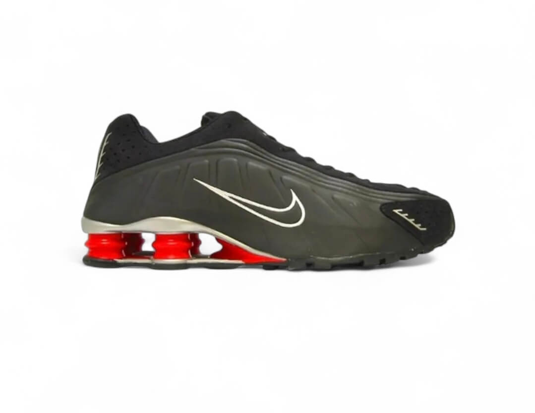 Les baskets Nike Shox R4 combinent style audacieux et innovation technologique exceptionnel et indispensable. Pas Cher. Le moins cher.