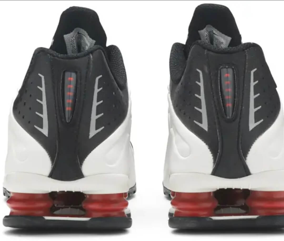 Les baskets Nike Shox R4 combinent style audacieux et innovation technologique exceptionnel et indispensable. Pas Cher. Le moins cher.