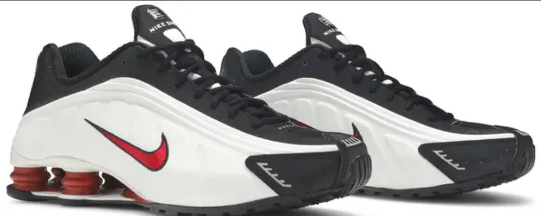 Les baskets Nike Shox R4 combinent style audacieux et innovation technologique exceptionnel et indispensable. Pas Cher. Le moins cher.