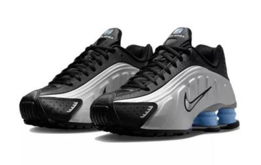 Les baskets Nike Shox R4 combinent style audacieux et innovation technologique exceptionnel et indispensable. Pas Cher. Le moins cher.