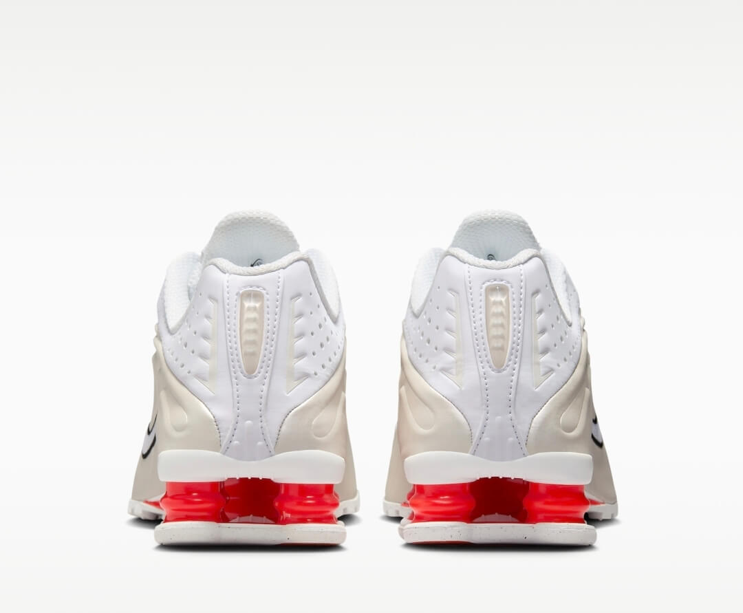 Les baskets Nike Shox R4 combinent style audacieux et innovation technologique exceptionnel et indispensable. Pas Cher. Le moins cher.