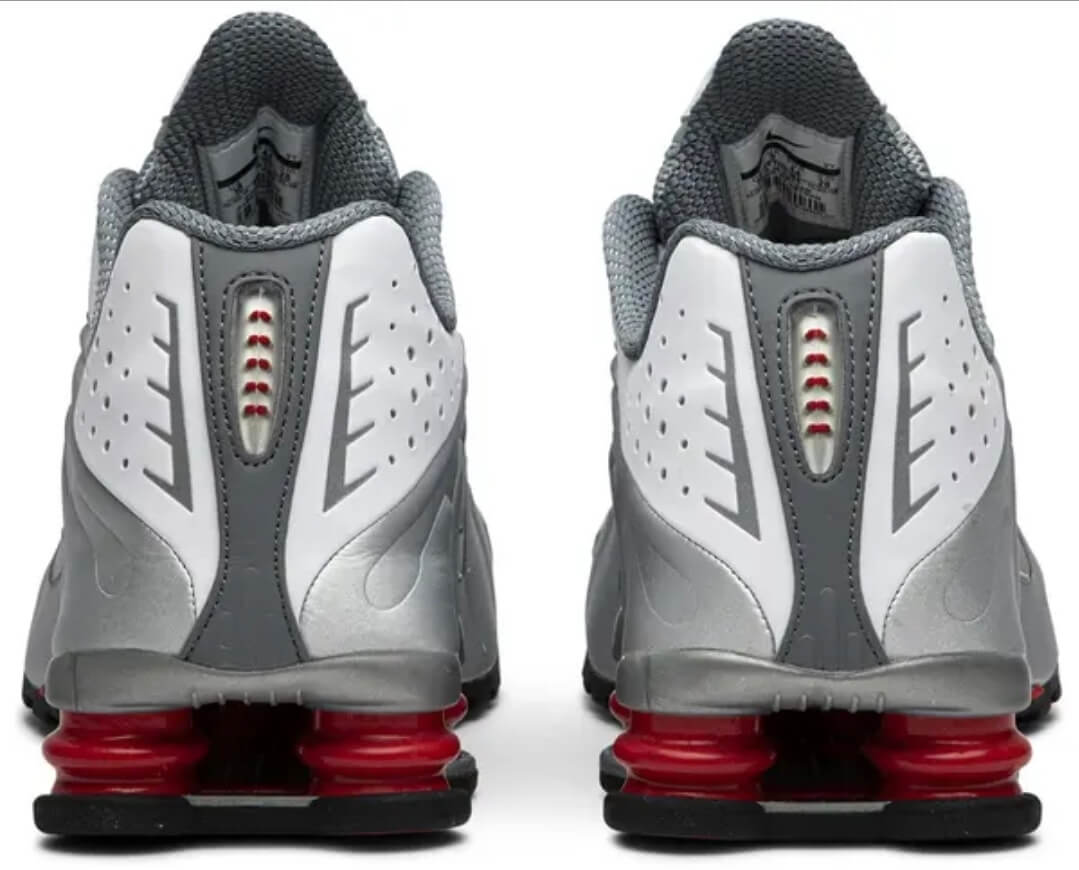 Les baskets Nike Shox R4 combinent style audacieux et innovation technologique exceptionnel et indispensable. Pas Cher. Le moins cher.