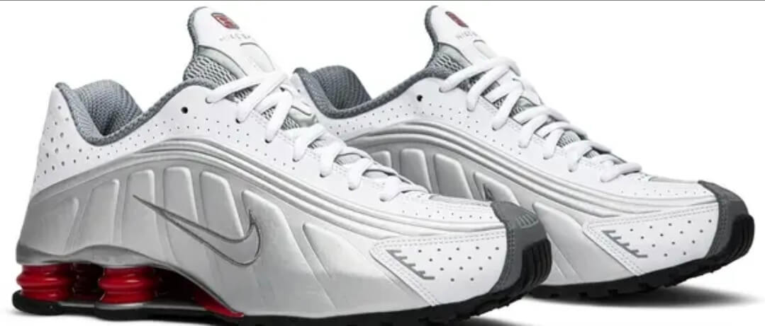 Les baskets Nike Shox R4 combinent style audacieux et innovation technologique exceptionnel et indispensable. Pas Cher. Le moins cher.