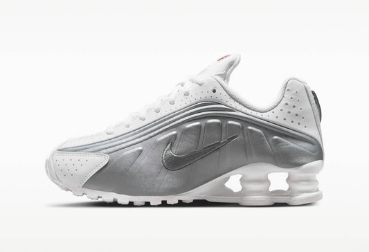 Les baskets Nike Shox R4 combinent style audacieux et innovation technologique exceptionnel et indispensable. Pas Cher. Le moins cher.