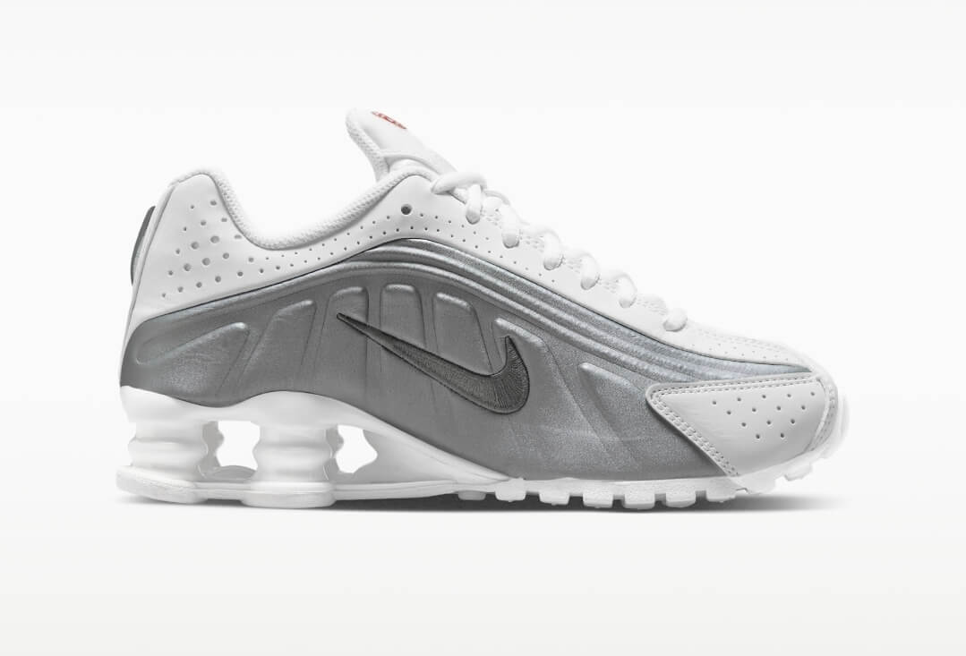 Les baskets Nike Shox R4 combinent style audacieux et innovation technologique exceptionnel et indispensable. Pas Cher. Le moins cher.