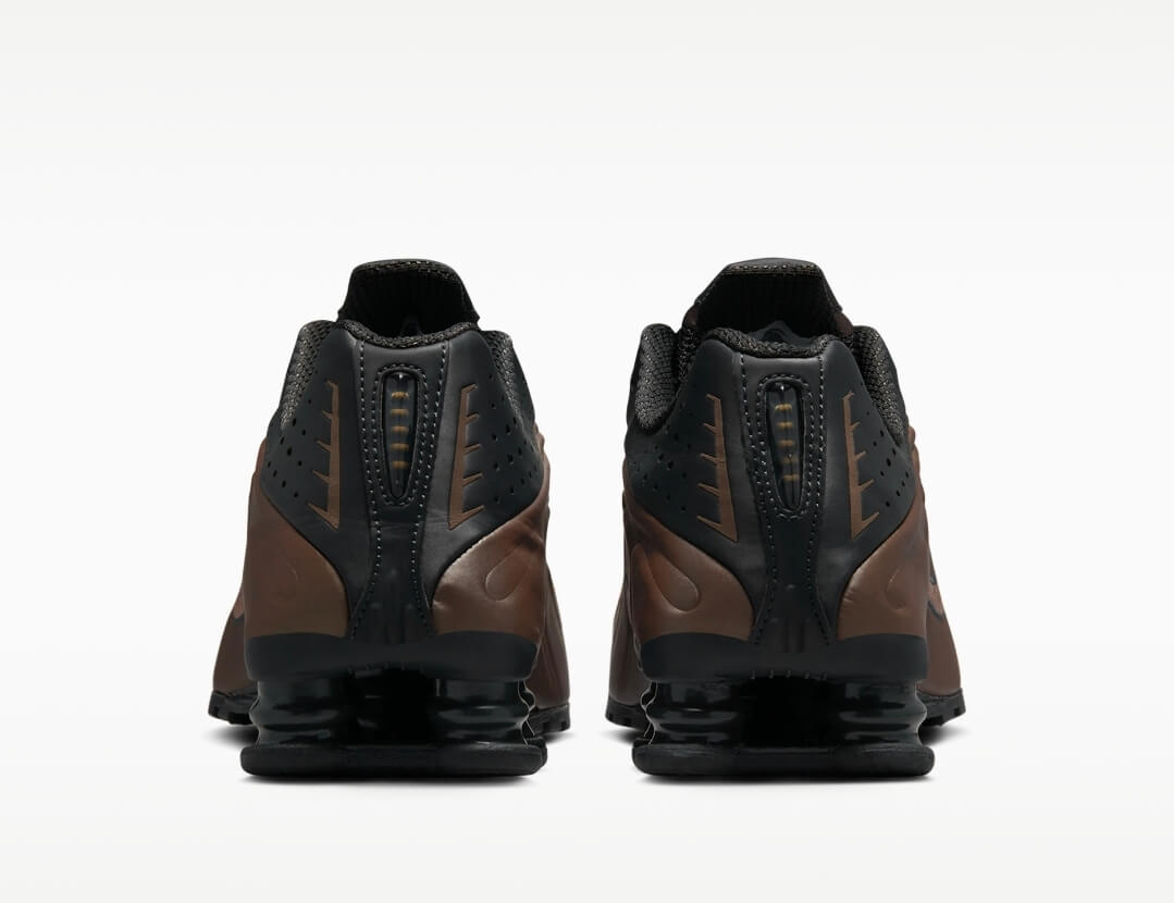 Les baskets Nike Shox R4 combinent style audacieux et innovation technologique exceptionnel et indispensable. Pas Cher. Le moins cher.