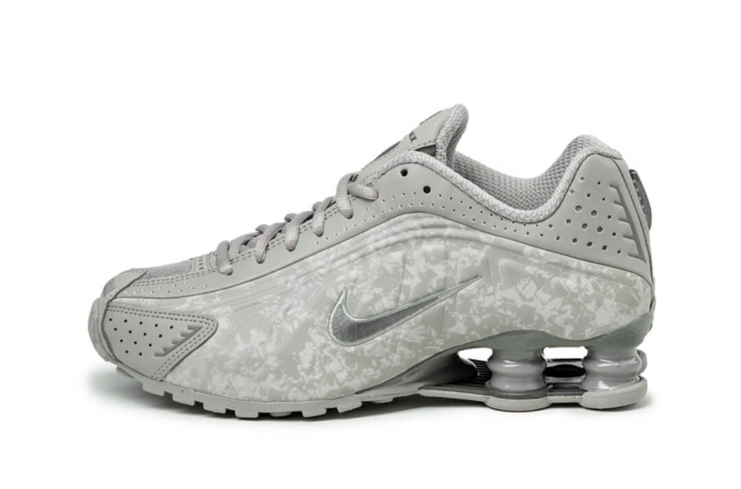 Les baskets Nike Shox R4 combinent style audacieux et innovation technologique exceptionnel et indispensable. Pas Cher. Le moins cher.
