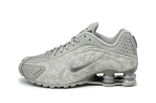 Les baskets Nike Shox R4 combinent style audacieux et innovation technologique exceptionnel et indispensable. Pas Cher. Le moins cher.