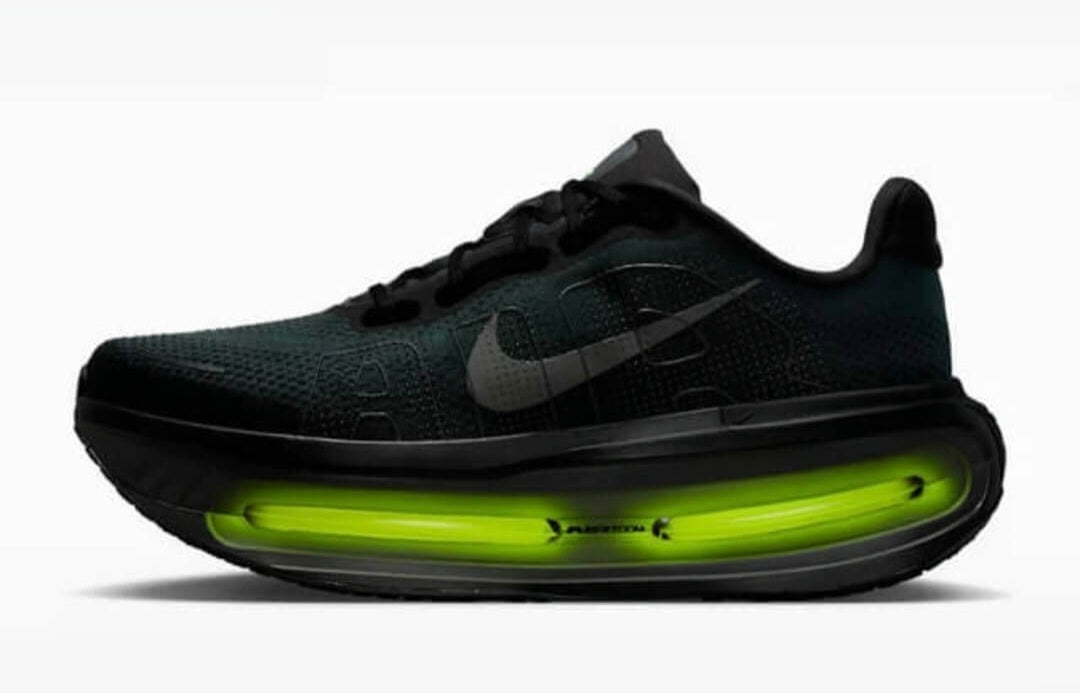 Découvrez les baskets Nike Vomero Premium, alliant confort et performance au quotidien. Faites chaque pas avec une douceur exceptionnelle !