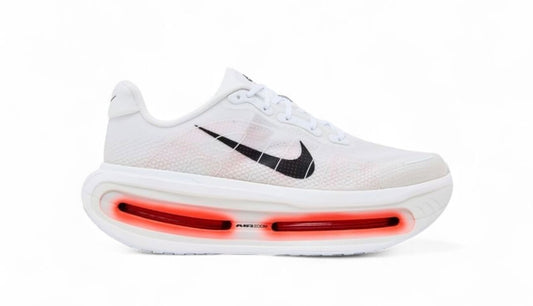 Découvrez les baskets Nike Vomero Premium, alliant confort et performance au quotidien. Faites chaque pas avec une douceur exceptionnelle !