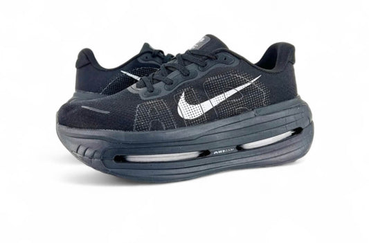 Découvrez les baskets Nike Vomero Premium, alliant confort et performance au quotidien. Faites chaque pas avec une douceur exceptionnelle !