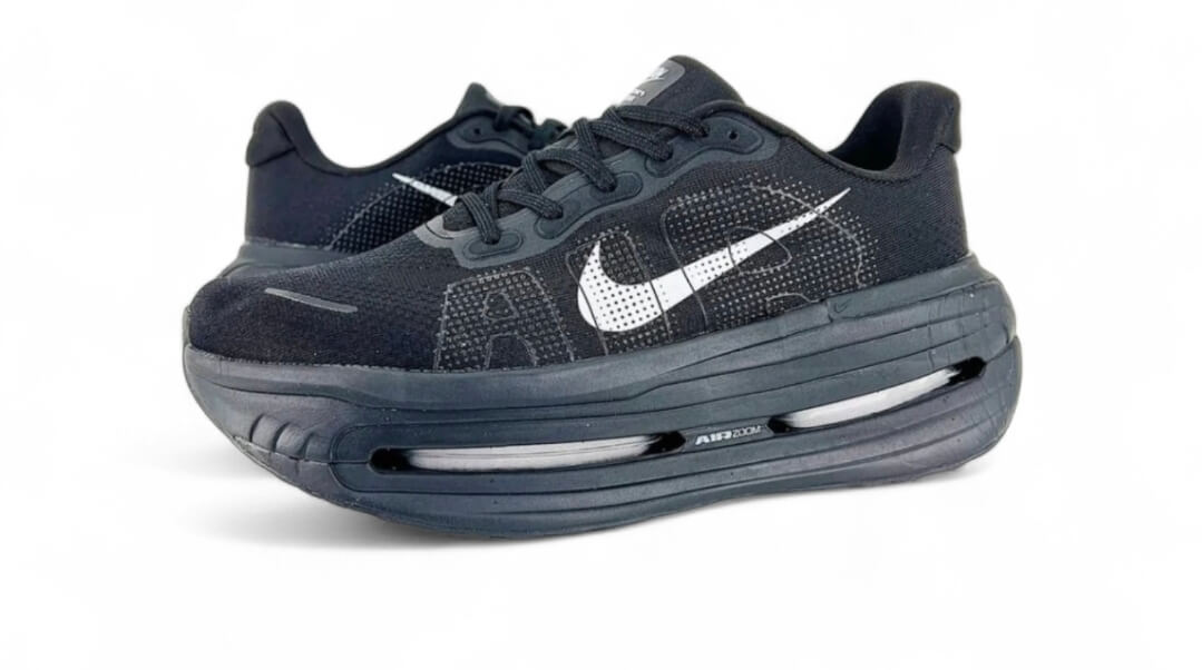 Découvrez les baskets Nike Vomero Premium, alliant confort et performance au quotidien. Faites chaque pas avec une douceur exceptionnelle !