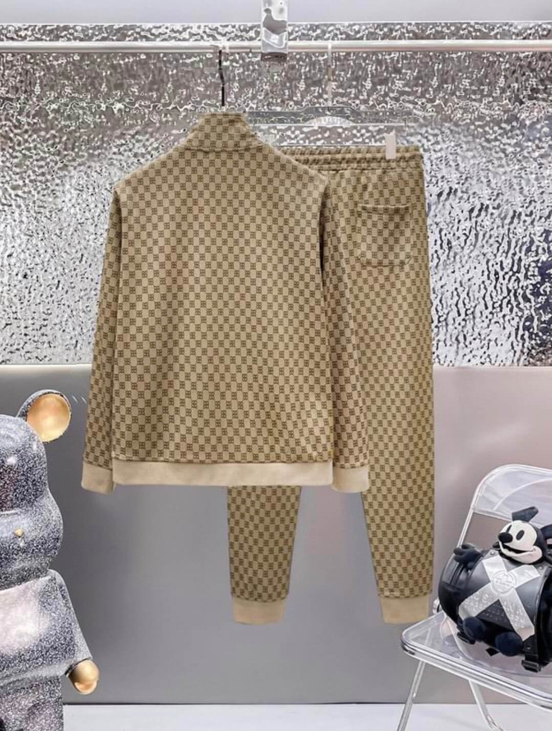 Les ensembles survêtement Balenciaga allient performance et style. Leur design avant-gardiste et leur qualité supérieure. Pas cher. Le moins cher.