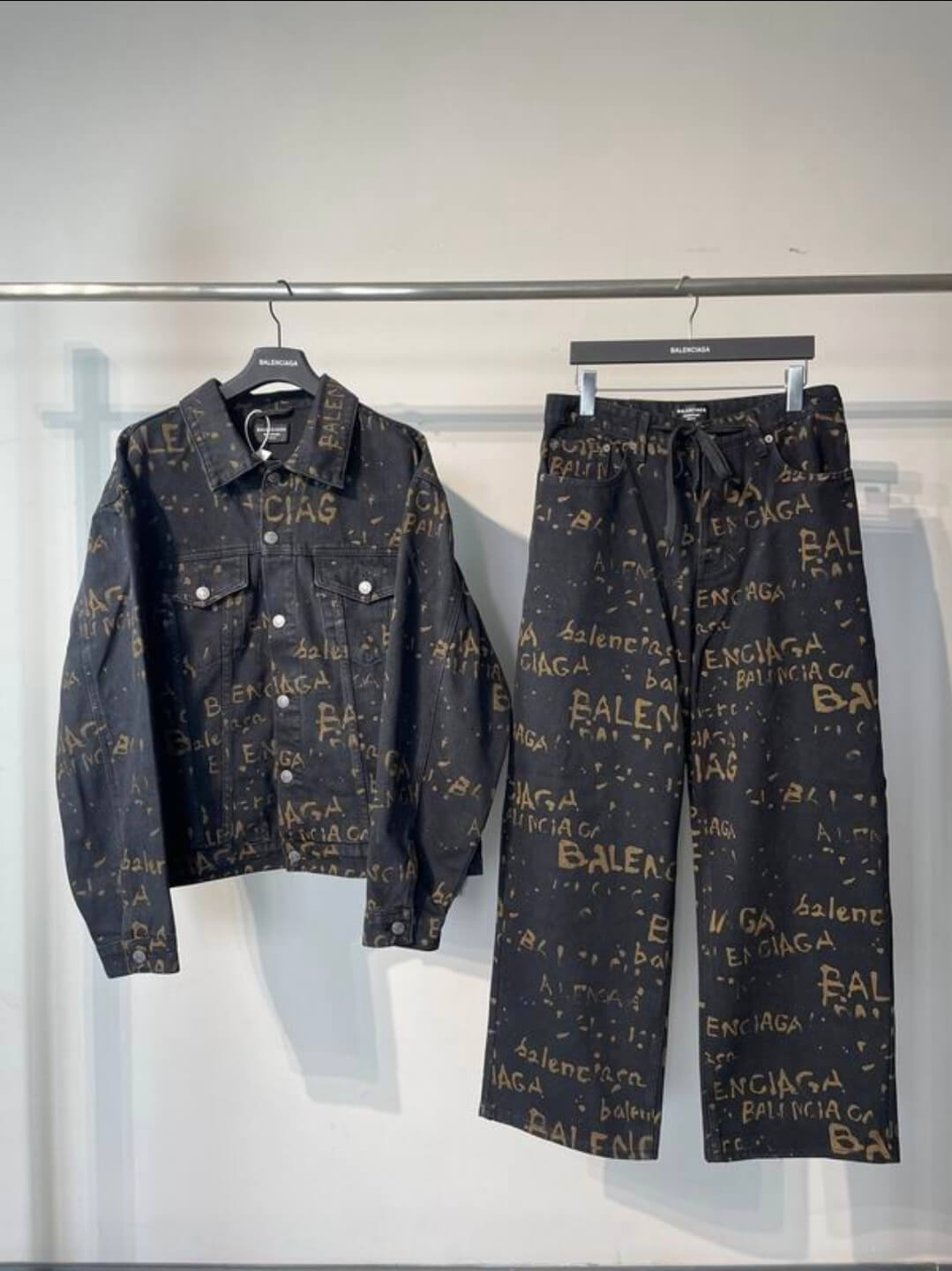 Les ensembles survêtement Balenciaga allient performance et style. Leur design avant-gardiste et leur qualité supérieure. Pas cher. Le moins cher.