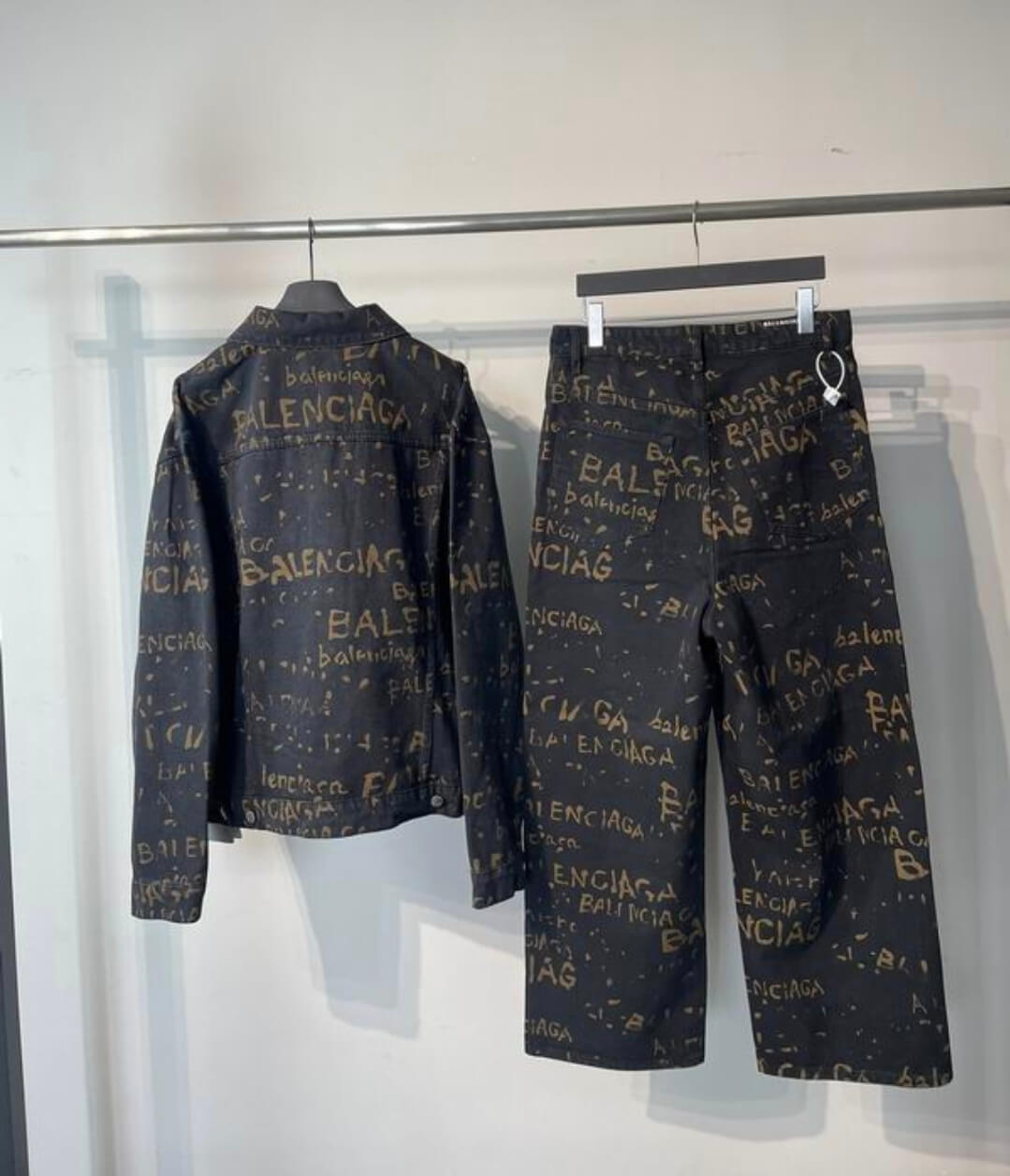 Les ensembles survêtement Balenciaga allient performance et style. Leur design avant-gardiste et leur qualité supérieure. Pas cher. Le moins cher.