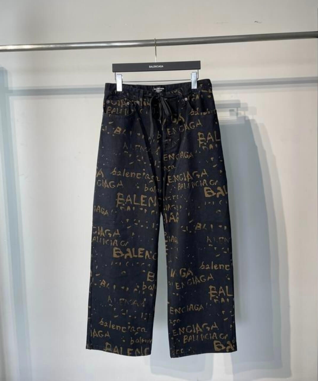 Les ensembles survêtement Balenciaga allient performance et style. Leur design avant-gardiste et leur qualité supérieure. Pas cher. Le moins cher.