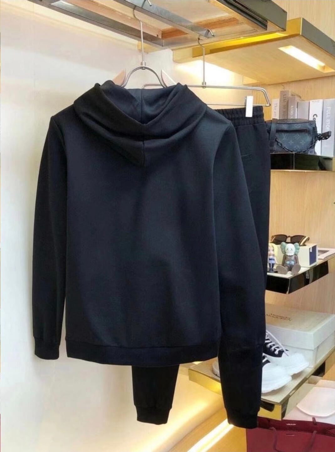 Les ensembles survêtement Balenciaga allient performance et style. Leur design avant-gardiste et leur qualité supérieure. Pas cher. Le moins cher.