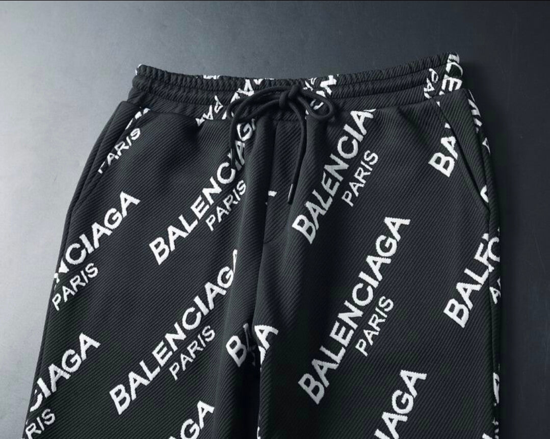 Les ensembles survêtement Balenciaga allient performance et style. Leur design avant-gardiste et leur qualité supérieure. Pas cher. Le moins cher.