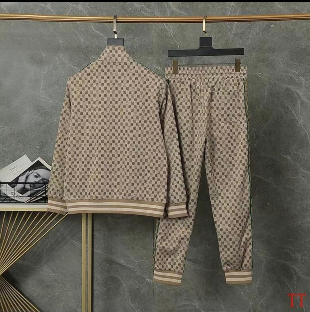 Les ensembles survêtement Balenciaga allient performance et style. Leur design avant-gardiste et leur qualité supérieure. Pas cher. Le moins cher.