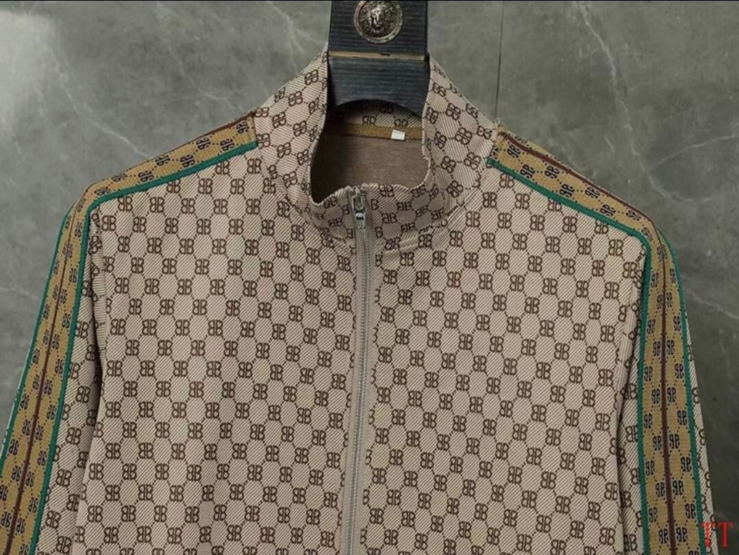 Les ensembles survêtement Balenciaga allient performance et style. Leur design avant-gardiste et leur qualité supérieure. Pas cher. Le moins cher.