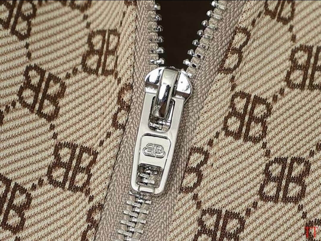 Les ensembles survêtement Balenciaga allient performance et style. Leur design avant-gardiste et leur qualité supérieure. Pas cher. Le moins cher.