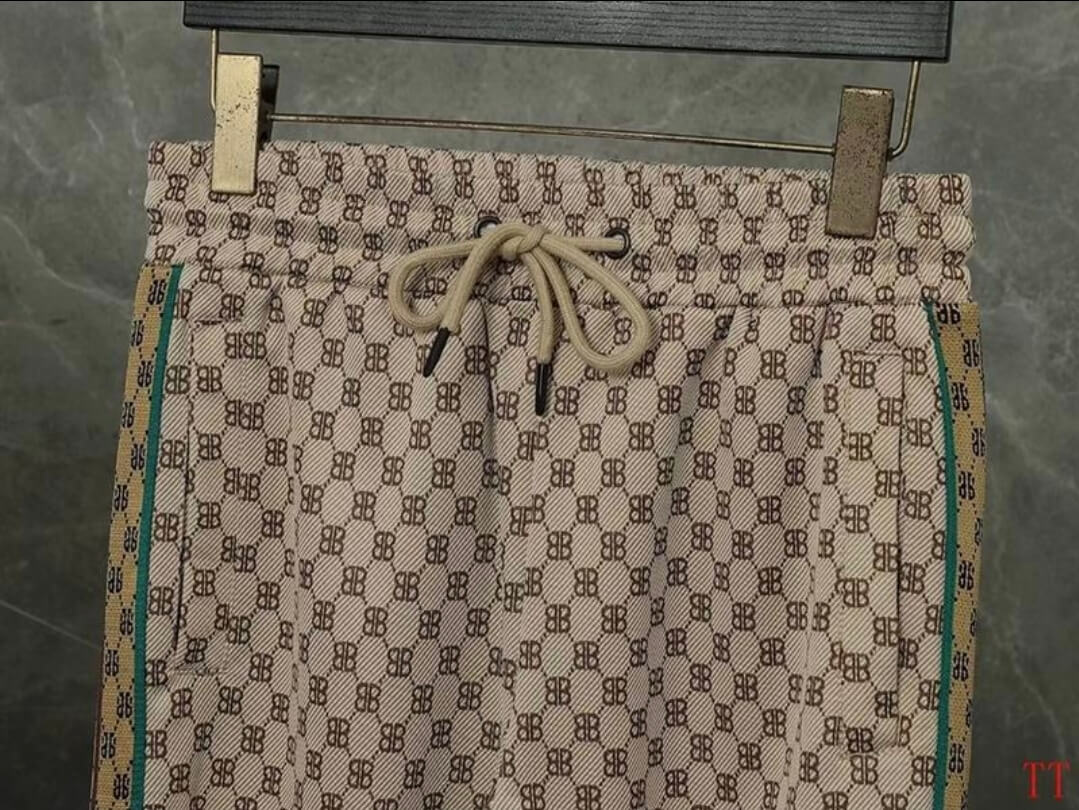 Les ensembles survêtement Balenciaga allient performance et style. Leur design avant-gardiste et leur qualité supérieure. Pas cher. Le moins cher.