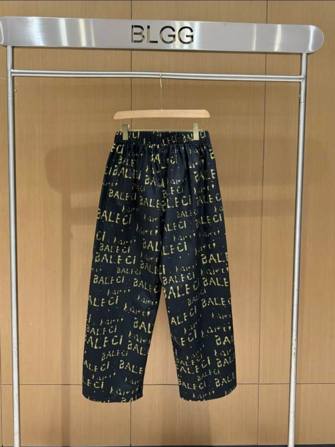 Les ensembles survêtement Balenciaga allient performance et style. Leur design avant-gardiste et leur qualité supérieure. Pas cher. Le moins cher.
