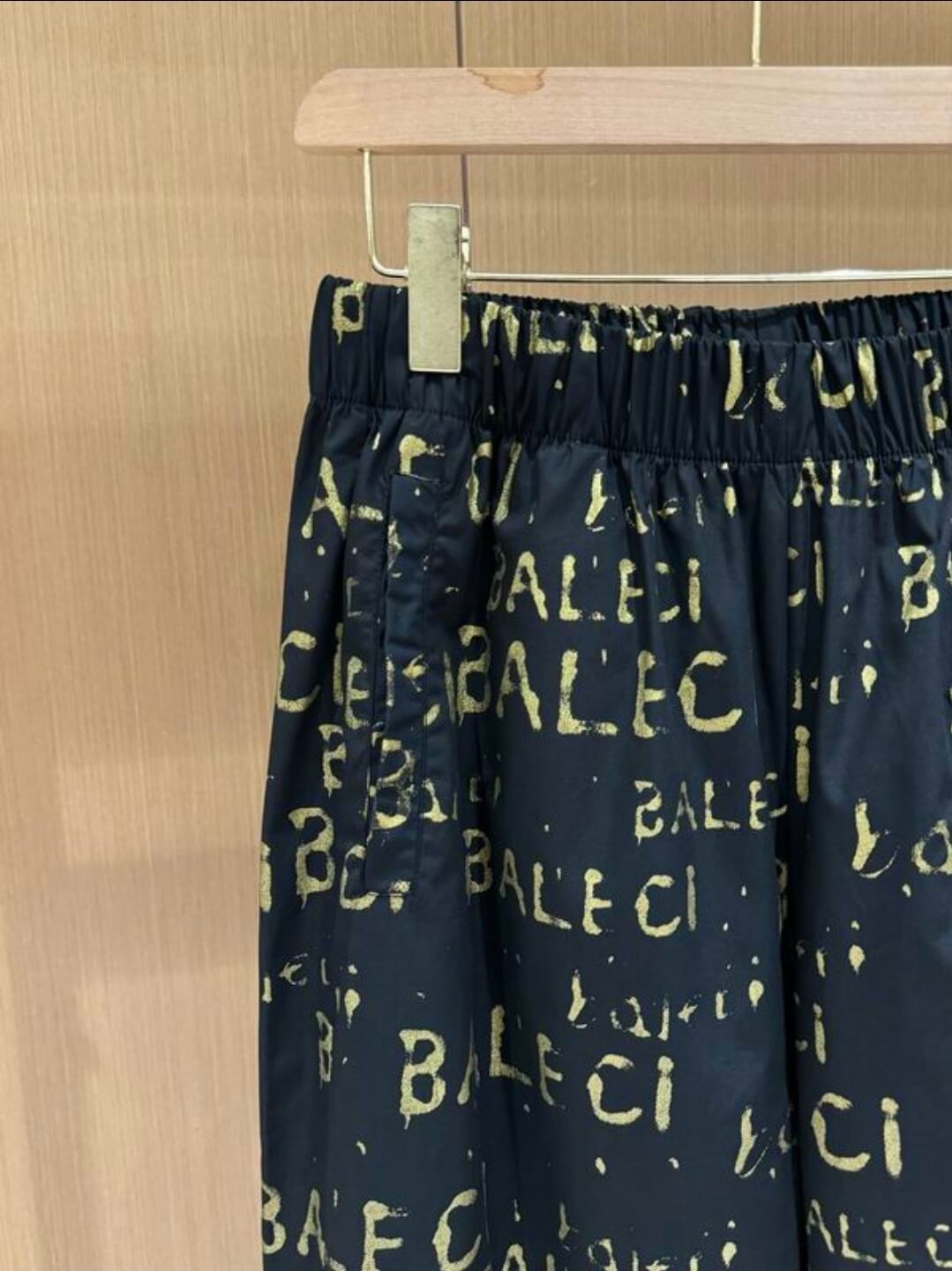 Les ensembles survêtement Balenciaga allient performance et style. Leur design avant-gardiste et leur qualité supérieure. Pas cher. Le moins cher.